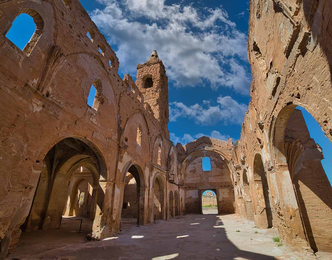 Visita al Pueblo Viejo de Belchite + Guías para descubrir el destino